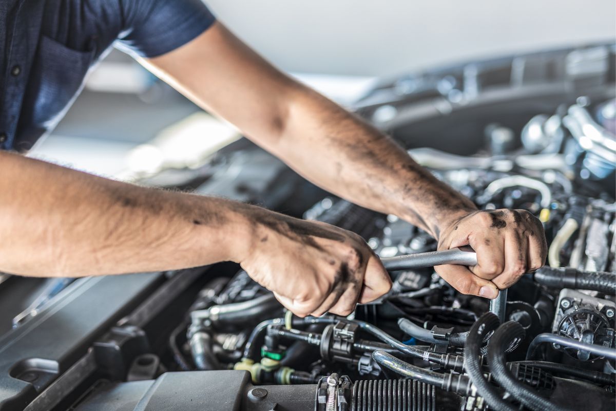 Arbeit im Motorraum in der Werkstatt